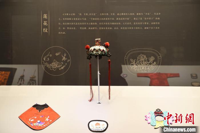 此次展覽精選45件館藏近代童服，品類涵蓋帽子、圍涎、肚兜、衣服、鞋等 張?jiān)?攝