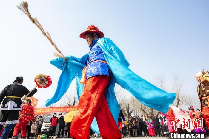 “廖莊花鼓”參加2023年臨清市元宵節(jié)社火展演。　何新華 攝