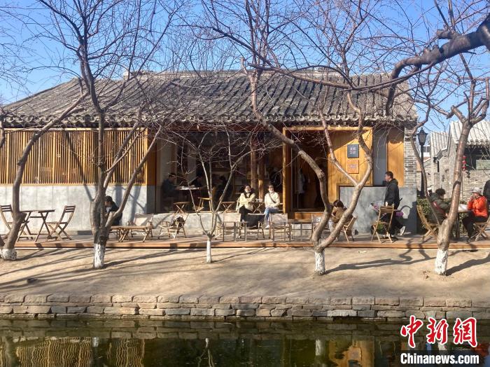 中外記者走進北京老城區(qū)感受歷史文化傳承創(chuàng)新