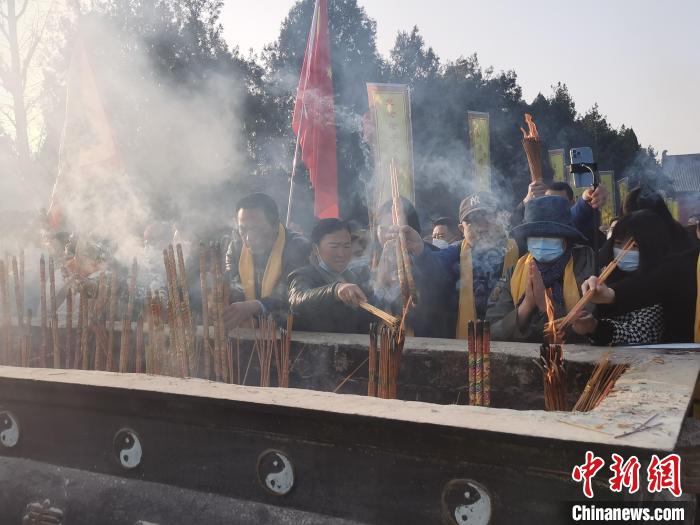 民眾在太清宮內(nèi)上香祭拜?！Ⅸi 攝