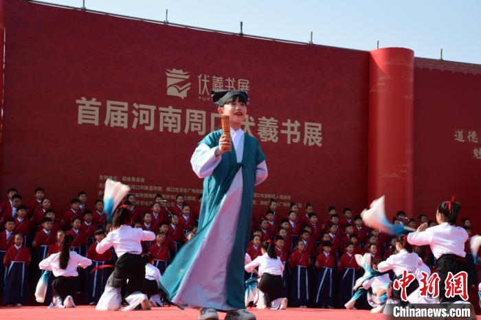 圖為學(xué)生們?cè)陂_幕式上誦讀經(jīng)典?！×赫赵?攝