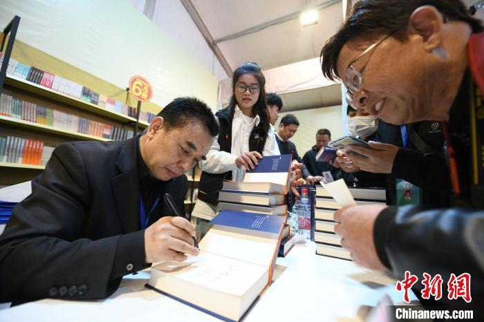 圖為作家王躍文現(xiàn)場(chǎng)簽名售書?！×赫赵?攝