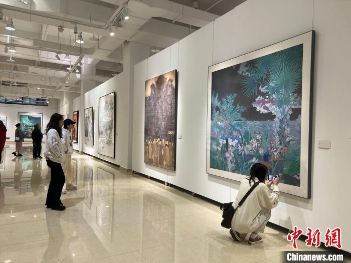 圖為全國青年教師中國畫學(xué)術(shù)邀請展吸引學(xué)生觀展?！＄婌?攝