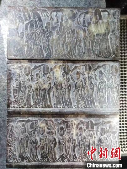 圖為辛明芳篆刻的《帝后禮佛圖》?！⊥跤?攝