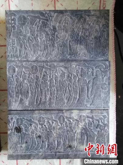 圖為辛明芳篆刻的《帝后禮佛圖》?！⊥跤?攝