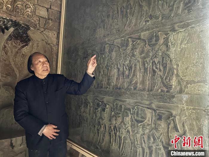 圖為辛明芳在石窟寺中介紹《帝后禮佛圖》浮雕?！⊥跤?攝