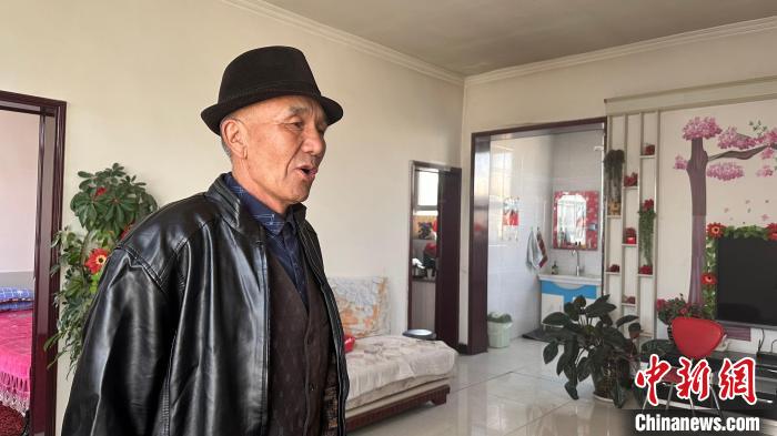馬生龍?jiān)谂笥鸭议_心的唱起“新疆花兒” 左丹丹 攝