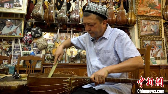 麥麥提吐爾遜·阿巴伯克日正在制作樂器 李明非 攝