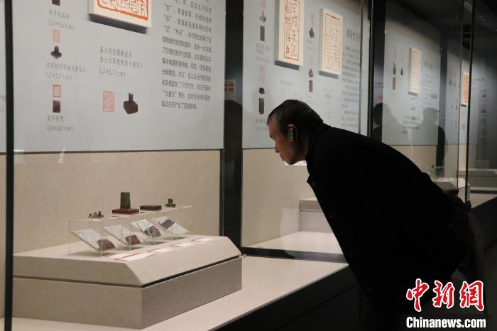 觀眾看展?！±蠲鬈?攝
