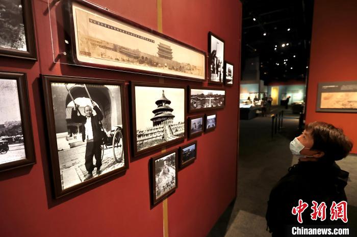 28日，觀眾在首都博物館參觀“輝煌中軸”展覽。　<a target='_blank' href='/'>中新社</a>記者 易海菲 攝
