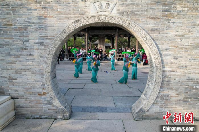 潁上縣花鼓燈藝術(shù)團(tuán)表演吸引游人觀賞 張?zhí)旆?攝 潁上縣花鼓燈藝術(shù)團(tuán)表演吸引游人觀賞 張?zhí)旆?攝