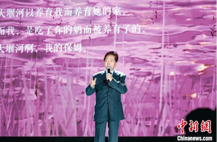 著名朗誦藝術(shù)家瞿弦和現(xiàn)場(chǎng)深情演繹《大堰河，我的保姆》 金東區(qū)融媒體中心供圖
