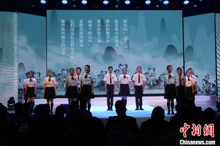 孩子們?cè)陬C獎(jiǎng)典禮現(xiàn)場(chǎng)表演 金東區(qū)融媒體中心供圖