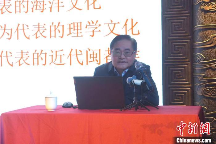 福建省委宣傳部原副部長(zhǎng)、福建省炎黃文化研究會(huì)常務(wù)副會(huì)長(zhǎng)馬照南擔(dān)任“閩海大講堂”首期主講人。