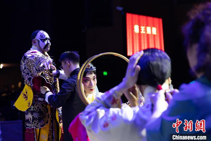 圖為兩名主演在舞臺(tái)上化妝，為觀眾現(xiàn)場(chǎng)揭秘繁復(fù)的戲曲化妝全程?！⊥踉谟?攝