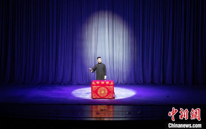 圖為“聽(tīng)書(shū)”環(huán)節(jié)，以評(píng)書(shū)解說(shuō)的方式向觀眾交待故事背景。　王在御 攝