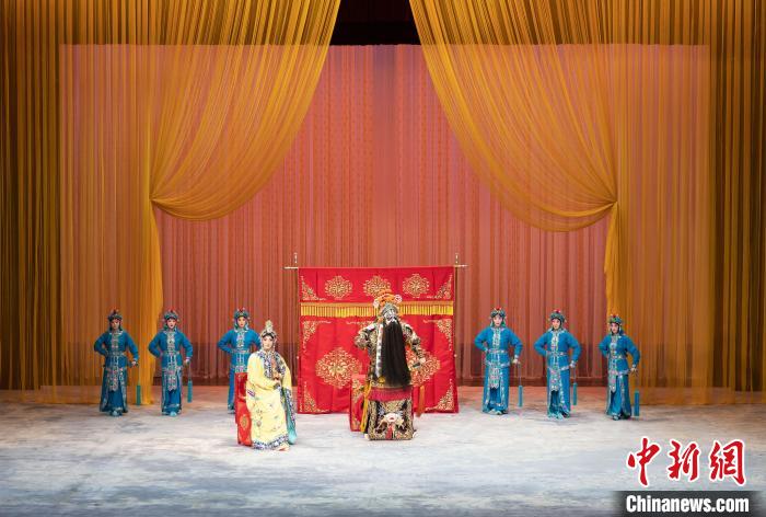 圖為“看戲”環(huán)節(jié)，兩名主演在舞臺(tái)上演繹梅派經(jīng)典名劇《霸王別姬》?！⊥踉谟?攝