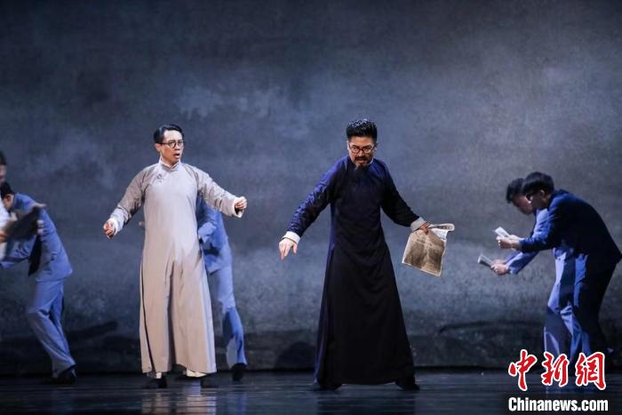 舞劇《朱自清》在新清華學(xué)堂上演 清華大學(xué)供圖 舞劇《朱自清》在新清華學(xué)堂上演 清華大學(xué)供圖