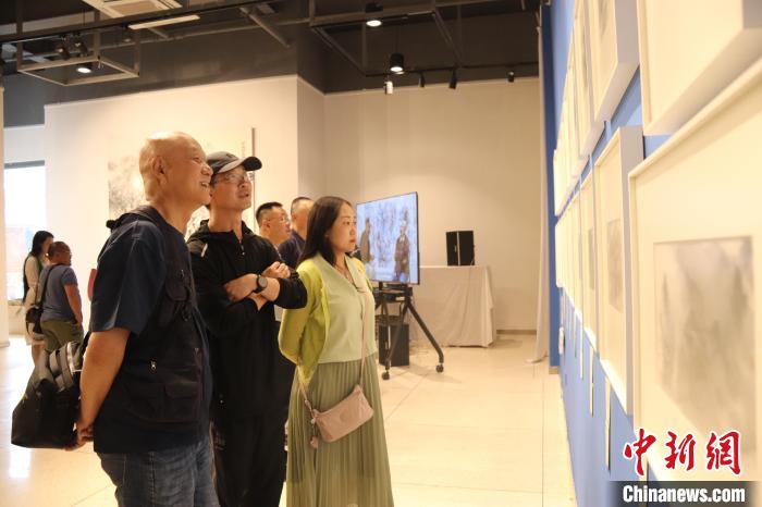 圖為觀眾欣賞展覽作品 白合 攝 圖為觀眾欣賞展覽作品 白合 攝