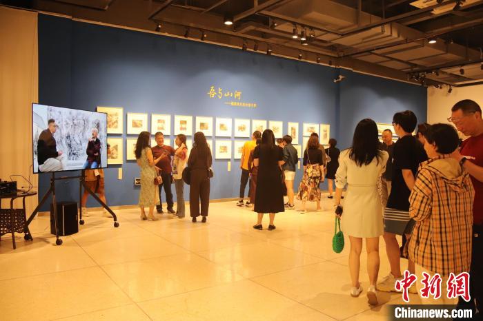 圖為畫展開幕式現(xiàn)場 白合 攝 圖為畫展開幕式現(xiàn)場 白合 攝
