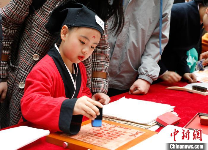 體驗(yàn)傳統(tǒng)拓印技藝?！畹?攝