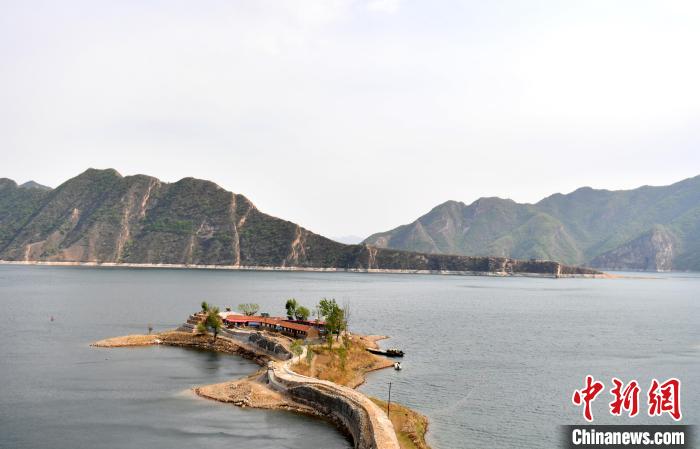 圖為潘家口水庫的“水下長城”?！№n冰 攝