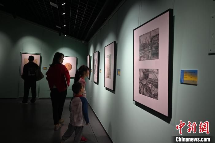 圖為市民正在觀(guān)賞鋼筆畫(huà)作品?！埿?攝
