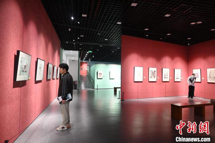 圖為市民在觀(guān)賞鋼筆畫(huà)作品展?！埿?攝
