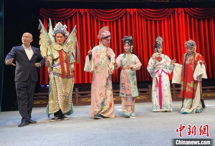 圖為易俗社演員指導(dǎo)留學(xué)生學(xué)習(xí)秦腔動作和唱腔?！堃怀?攝