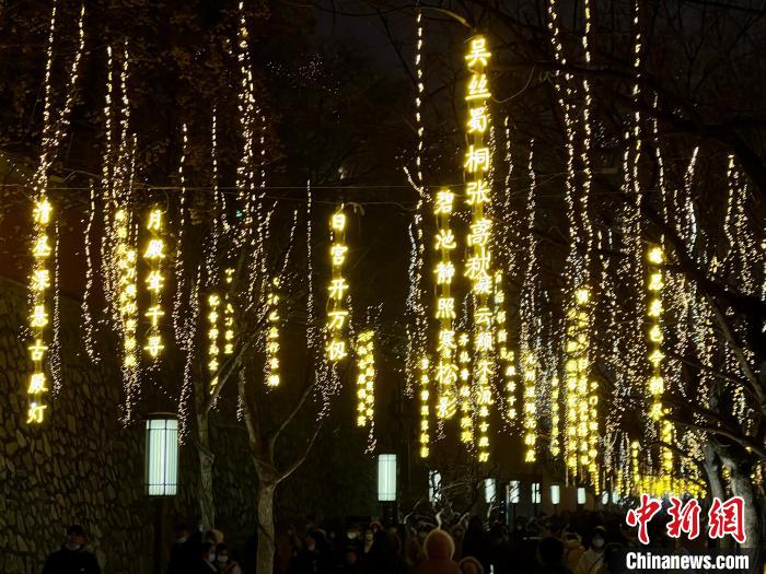 圖為今年春節(jié)，西安大雁塔景區(qū)步行街“詩詞長街”游人如織?！±钜画[ 攝
