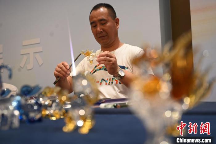 滿族剪紙、樹皮畫等非遺技藝亮相河北隆化推介會