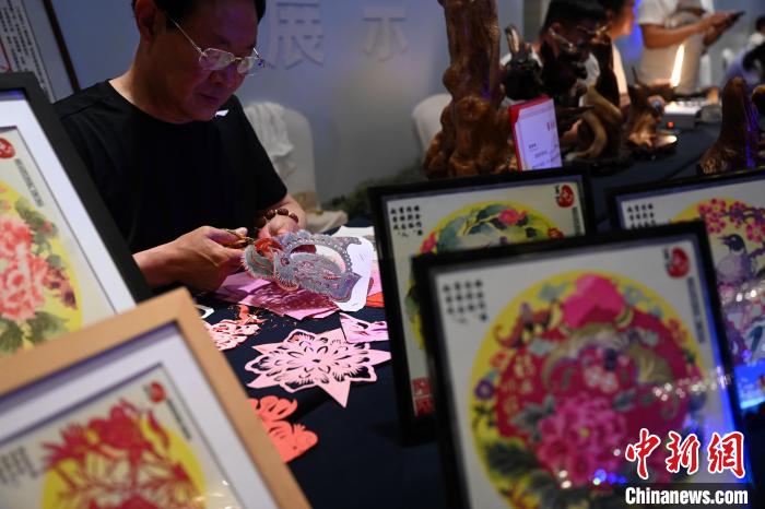 民間藝人張林現(xiàn)場展示滿族手工剪紙技藝 隆化縣委宣傳部供圖