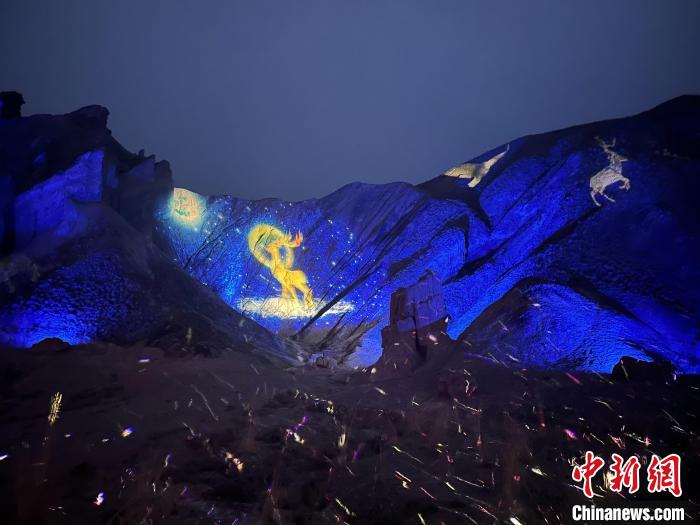 5月3日晚，甘肅張掖市七彩丹霞旅游景區(qū)萬(wàn)象土林谷舉行《阿蘭拉格達(dá)》沉浸式夢(mèng)幻山谷光影演繹吸引游客?！钇G敏 攝