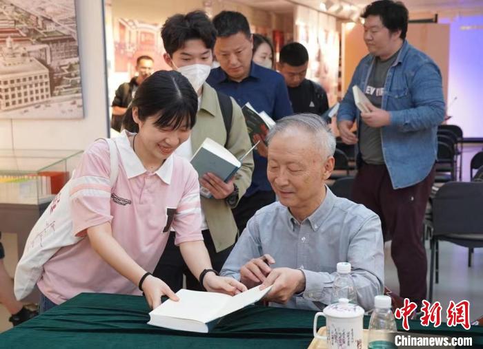 北京大學(xué)人文講席教授李伯重為讀者簽名 商務(wù)印書館供圖
