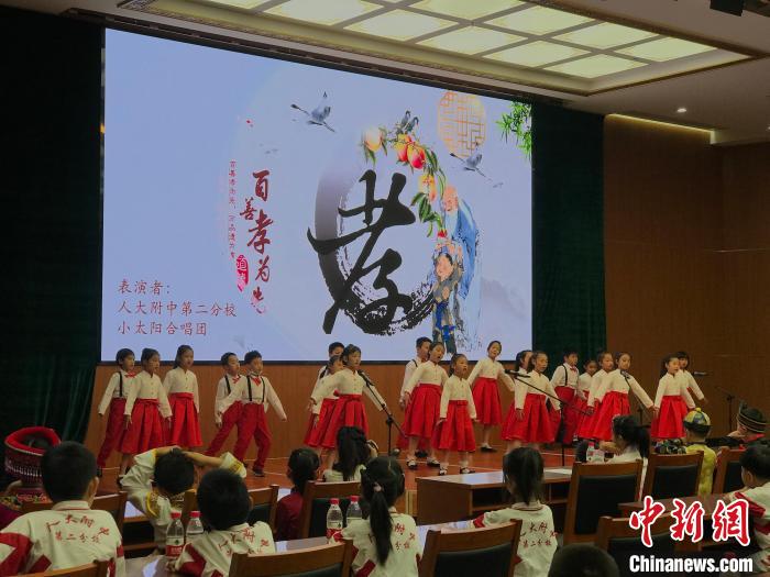 圖為中國人民大學附屬中學第二分校的小朋友們合唱?！￡惤ㄐ?攝