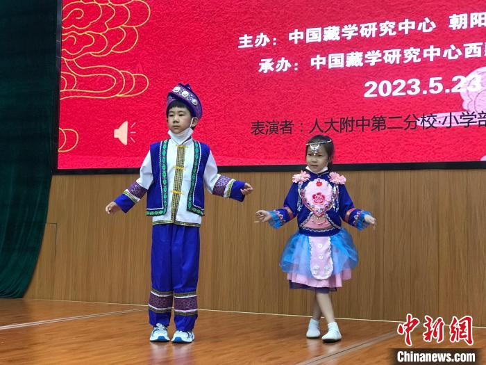 圖為中國人民大學附屬中學第二分校的小朋友們展示民族服飾?！￡惤ㄐ?攝
