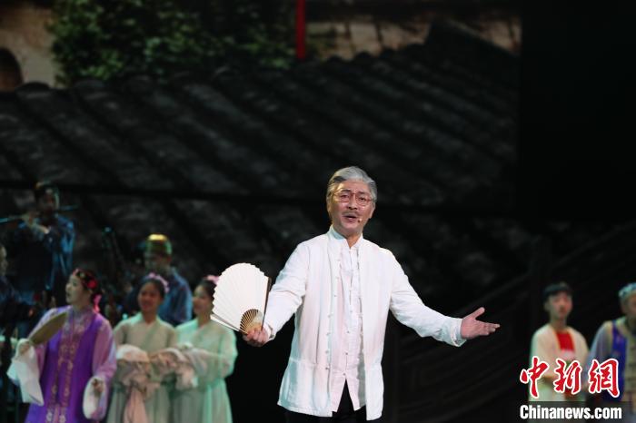 閩江師專藝術(shù)學(xué)院副院長(zhǎng)、梅花獎(jiǎng)獲得者、國(guó)家一級(jí)演員陳洪翔。　閩江師專 供圖