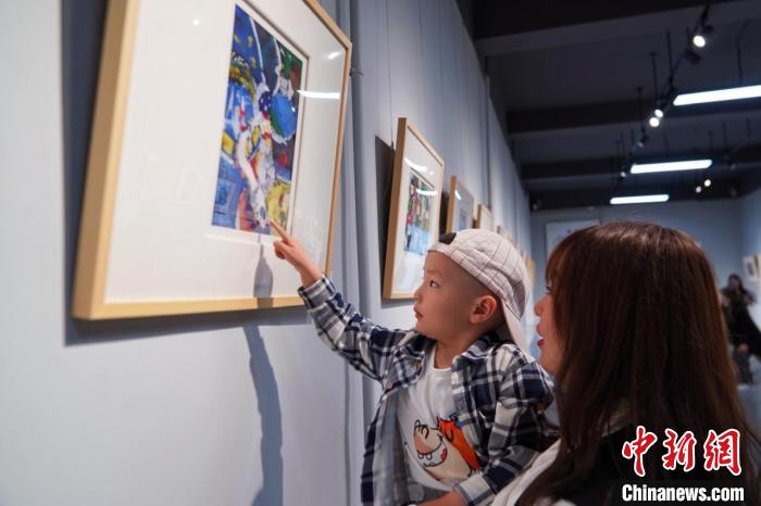 首屆黑龍江省少兒版畫展開展百幅作品引八方游客參觀