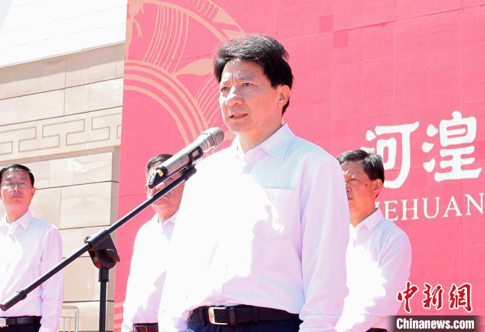 圖為青海省人民政府副省長何錄春宣布河湟文化博物館開館。　察森塔娜 攝
