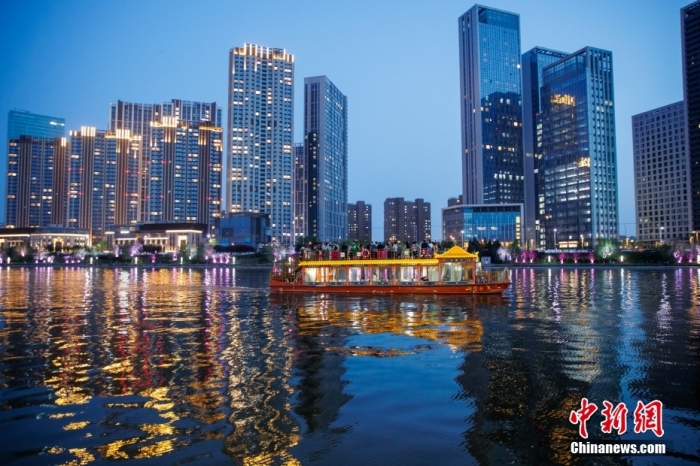 資料圖為北京通州區(qū)大運(yùn)河文化旅游景區(qū)二號(hào)碼頭，游船啟航。圖/視覺中國