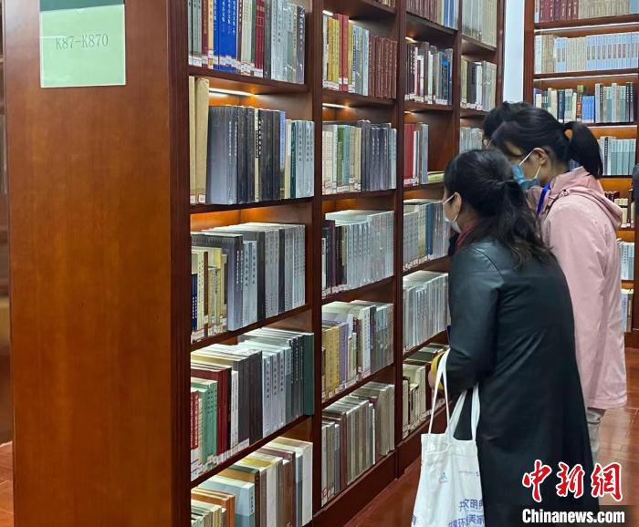 民眾參觀山東省文物考古研究院?！±蠲鬈?攝