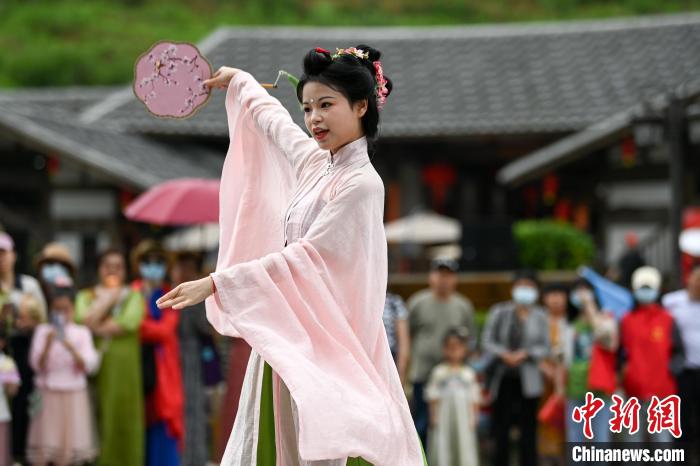 圖為活動(dòng)中的漢服表演?！⑵錉D供圖