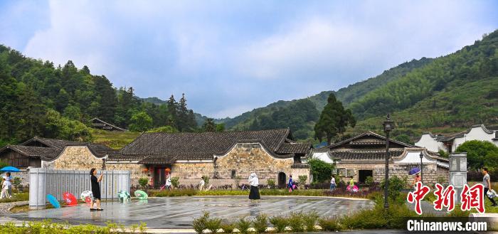 古村落吸引游客前來(lái)旅游。　劉其燚供圖