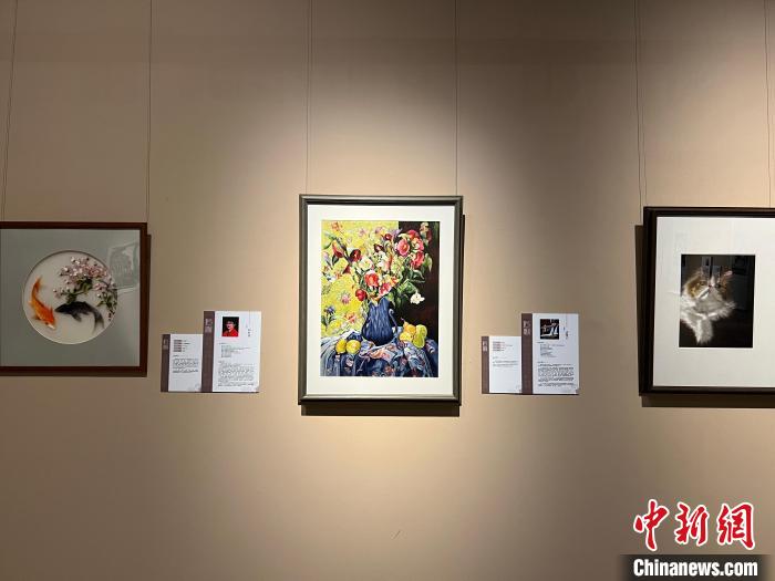圖為現(xiàn)場展出的工藝美術(shù)大師及非遺代表性傳承人作品?！＄婌?攝