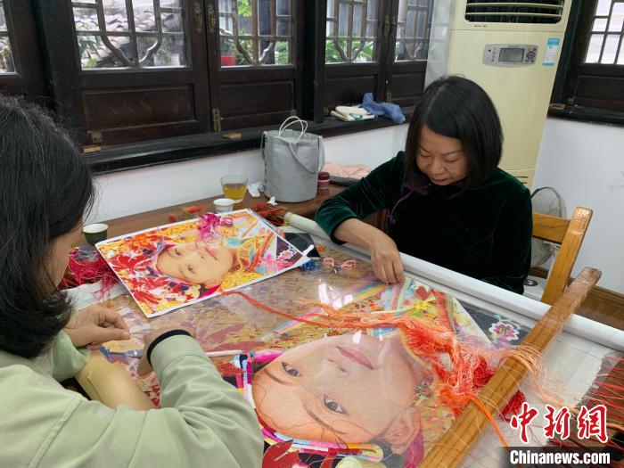 孟德芝正在完成AI新作品《陽(yáng)光下的牧場(chǎng)》?！『武?攝