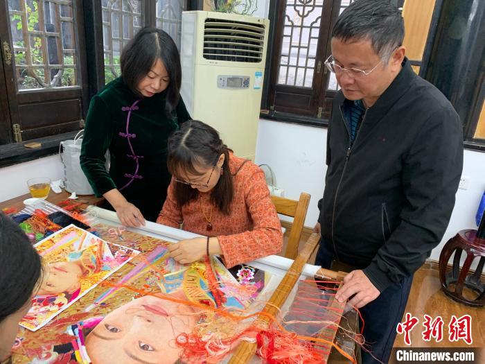 鐘明與孟德芝共同探討AI新作品《陽(yáng)光下的牧場(chǎng)》?！『武?攝