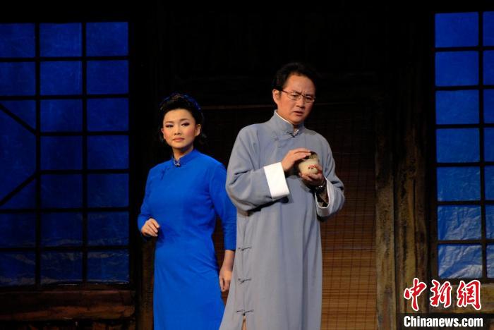 經(jīng)典民族歌劇《江姐》劇照，左為王莉，右為陳小濤 劇組供圖