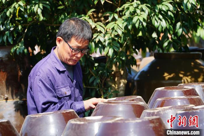 圖為蔣太華正在檢查產(chǎn)品質(zhì)量?！№f國(guó)政 攝
