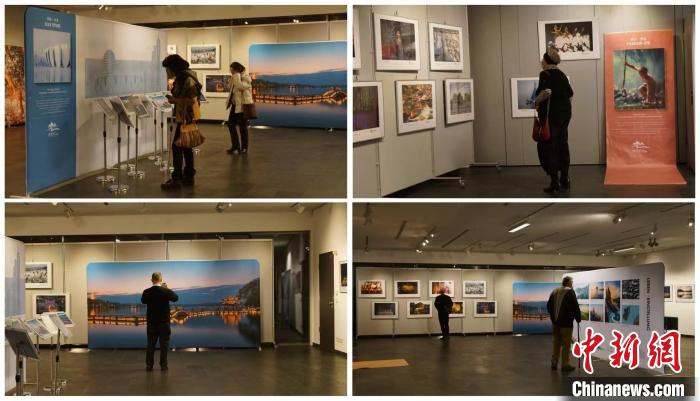 圖為德國觀眾欣賞“美好棲居-詩畫浙江多維影像展”?！“亓种袊幕行墓﹫D。