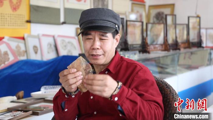 天津手藝人劉學(xué)會(huì)演示葉雕特點(diǎn)柔韌如布，曲而不斷?！⒖∩n 攝